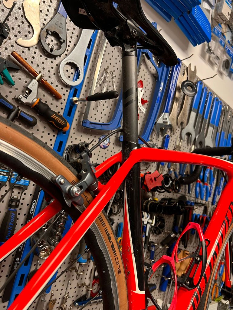 Used Specialized Tarmac Comp 2017 2017 Road & Gravel, Rot — image 8 of 18