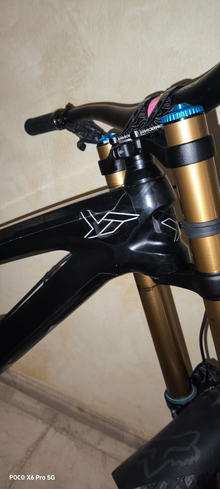Použité YT Industries Tues CF 2018 Frameset 2018 Mountainbike — obrázek 2 z 15