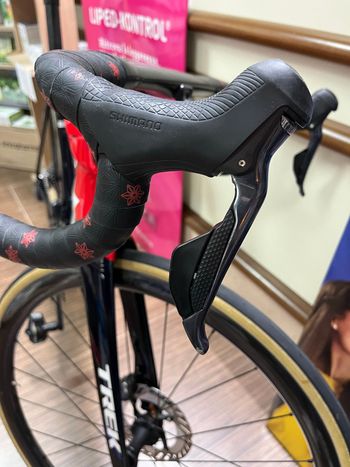 Used Trek Émonda SLR 7 2022 2022 Road & Gravel, Red — image 7 of 10