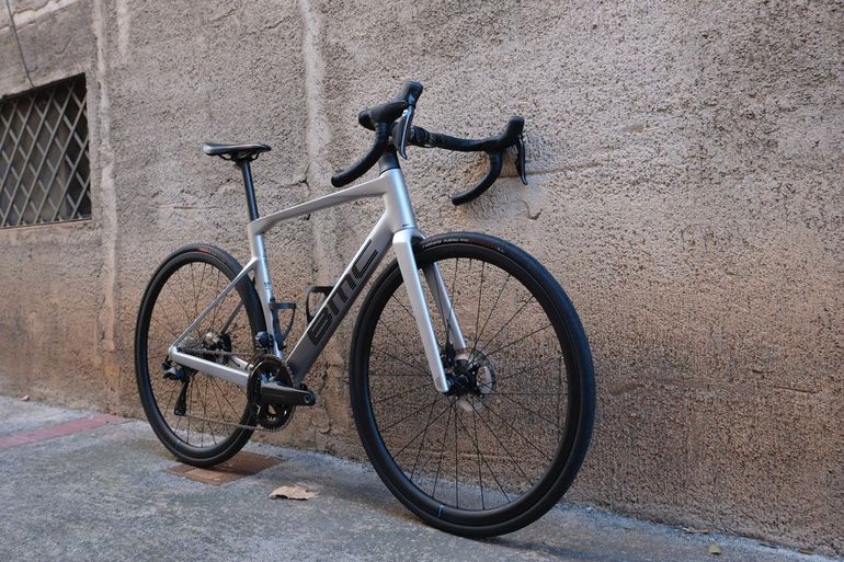 Used BMC Roadmachine 01 FOUR 2024 2024 Road & Gravel, Light Gray — image 5 of 12