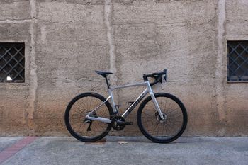 Used BMC Roadmachine 01 FOUR 2024 2024 Road & Gravel, Light Gray — image 3 of 12