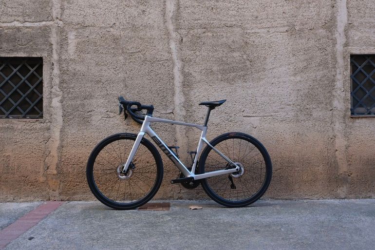 Used BMC Roadmachine 01 FOUR 2024 2024 Road & Gravel, Light Gray — image 4 of 12
