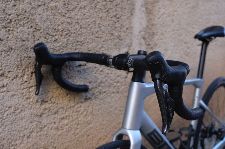 Used BMC Roadmachine 01 FOUR 2024 2024 Road & Gravel, Light Gray — image 8 of 12