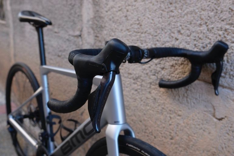 Used BMC Roadmachine 01 FOUR 2024 2024 Road & Gravel, Light Gray — image 7 of 12