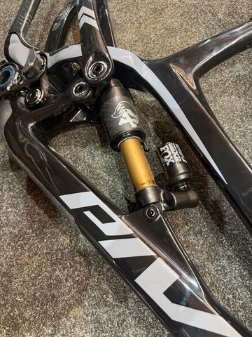 Used Pivot PHOENIX 29 Pro Saint 2024 Frameset 2024 Mountainbike, Black, 29 — image 2 of 3