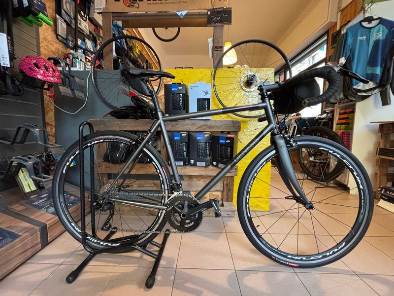 Genesis Equilibrium 725 2020 Road & Gravel de segunda mano, Gris claro — imagen 1 de 4