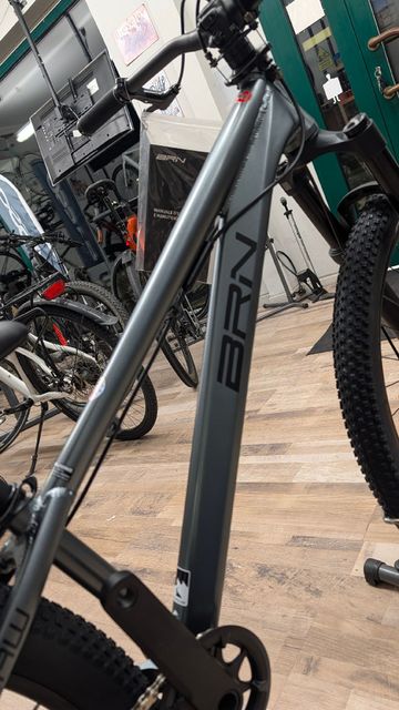brn Dirt 2026 Mountainbike de segunda mano, Gris claro — imagen 2 de 9