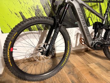 Santa Cruz Vala AL 70 2026 2026 Mountainbike usato, Grigio chiaro — immagine 3 di 11