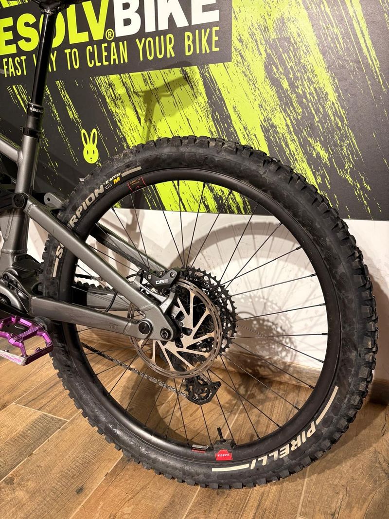 Santa Cruz Vala AL 70 2026 2026 Mountainbike usato, Grigio chiaro — immagine 7 di 11