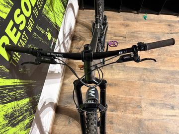 Santa Cruz Vala AL 70 2026 2026 Mountainbike usato, Grigio chiaro — immagine 5 di 11