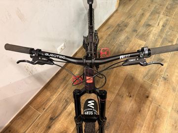 Santa Cruz Vala AL 70 2026 2026 Mountainbike usato, Rosso — immagine 8 di 9