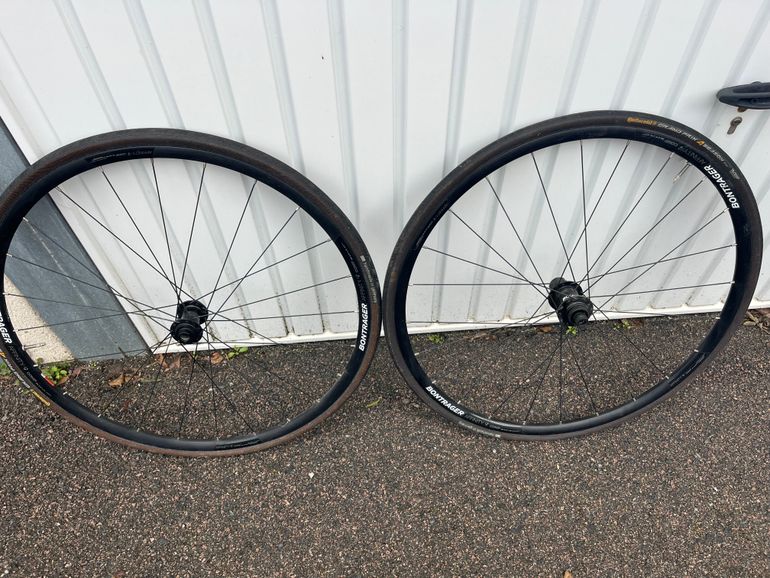 Used Trek Domane 6.2 Disc Compact 2016 2016 Road & Gravel, Blue — image 6 of 6