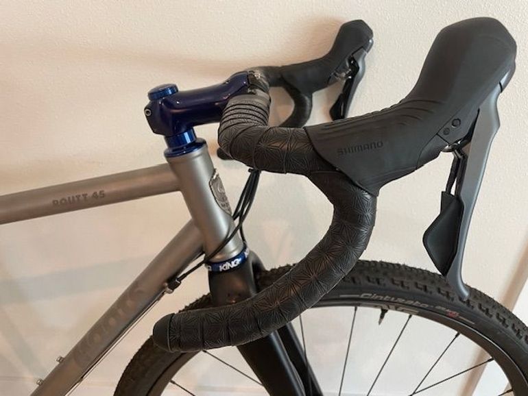 Used Moots 2021 Moots Routt 45 Ti Frame 2025 Shimano GRX 12 Sp. Mechanical Group 2021 Road & Gravel, Light Gray — image 9 of 13