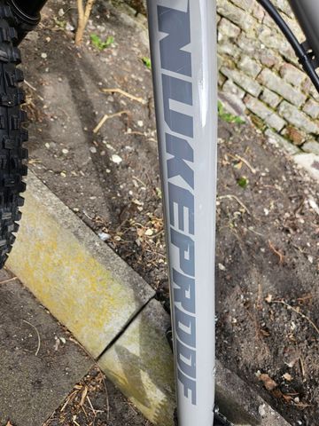 Nukeproof Scout 290 Comp 2021 2021 Mountainbike de segunda mano, Gris claro — imagen 14 de 15