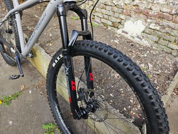 Nukeproof Scout 290 Comp 2021 2021 Mountainbike de segunda mano, Gris claro — imagen 10 de 15