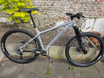 Nukeproof Scout 290 Comp 2021 2021 Mountainbike de segunda mano, Gris claro — imagen 2 de 15