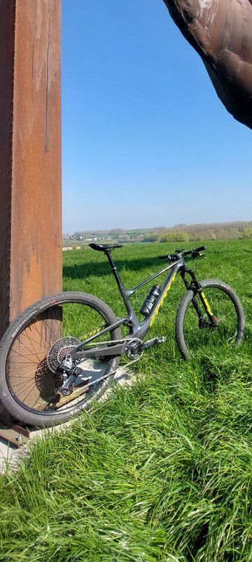 Tweedehands Scott Spark RC Team Issue 2023 2023 Mountainbike — afbeelding 2 van 3