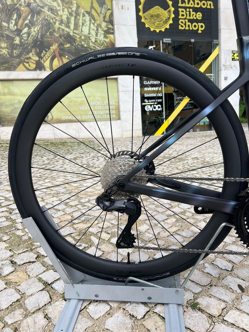 Scott Addict RC 10 2025 2025 Road & Gravel usato, Nero — immagine 6 di 8