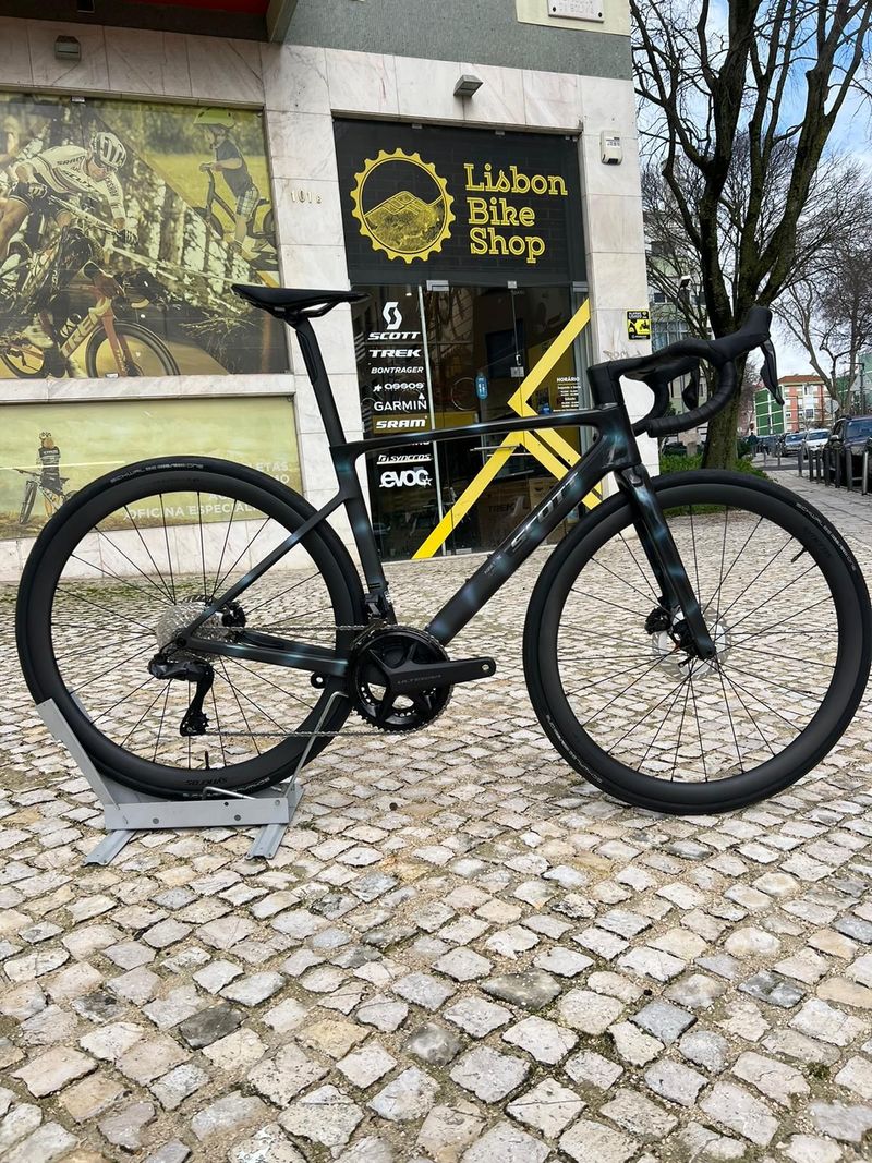 Scott Addict RC 10 2025 2025 Road & Gravel usato, Nero — immagine 1 di 8