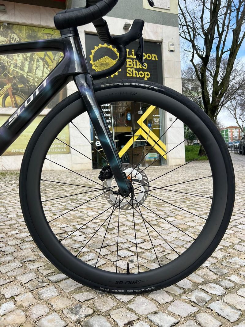 Scott Addict RC 10 2025 2025 Road & Gravel usato, Nero — immagine 7 di 8