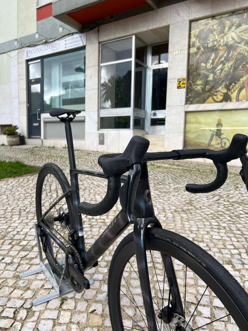 Scott Addict RC 10 2025 2025 Road & Gravel usato, Nero — immagine 3 di 8