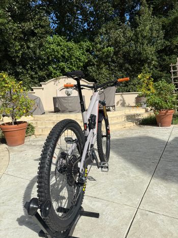 Used Santa Cruz NOMAD X01 / Air / Carbon CC / MX 2023 2023 Mountainbike, Light Gray, 29, 27.5 — image 3 of 11