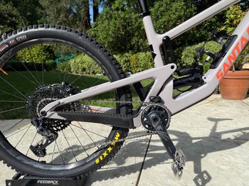 Used Santa Cruz NOMAD X01 / Air / Carbon CC / MX 2023 2023 Mountainbike, Light Gray, 29, 27.5 — image 6 of 11