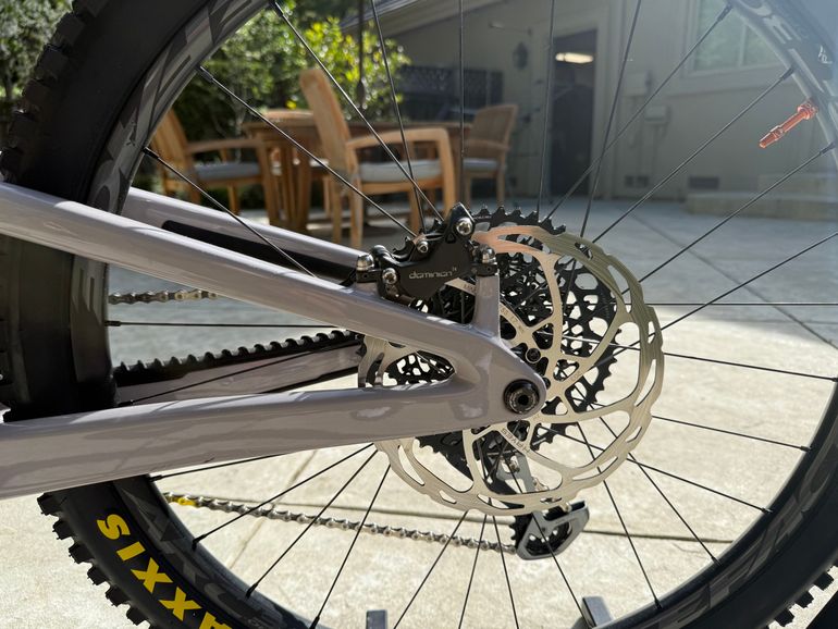 Used Santa Cruz NOMAD X01 / Air / Carbon CC / MX 2023 2023 Mountainbike, Light Gray, 29, 27.5 — image 9 of 11