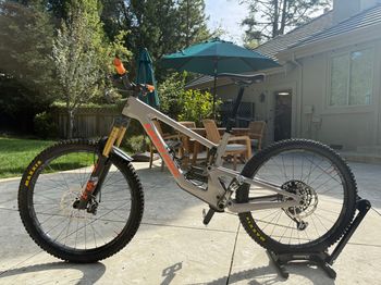 Used Santa Cruz NOMAD X01 / Air / Carbon CC / MX 2023 2023 Mountainbike, Light Gray, 29, 27.5 — image 4 of 11
