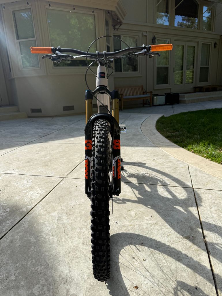 Used Santa Cruz NOMAD X01 / Air / Carbon CC / MX 2023 2023 Mountainbike, Light Gray, 29, 27.5 — image 7 of 11