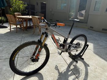 Used Santa Cruz NOMAD X01 / Air / Carbon CC / MX 2023 2023 Mountainbike, Light Gray, 29, 27.5 — image 5 of 11