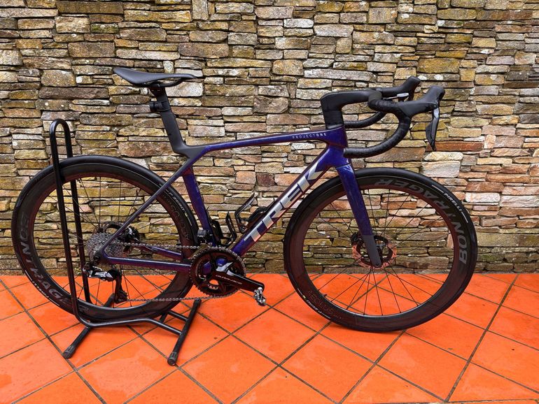 Used Trek Madone SLR 9 Gen 8 2026 2026 Road & Gravel, Violett — image 1 of 9