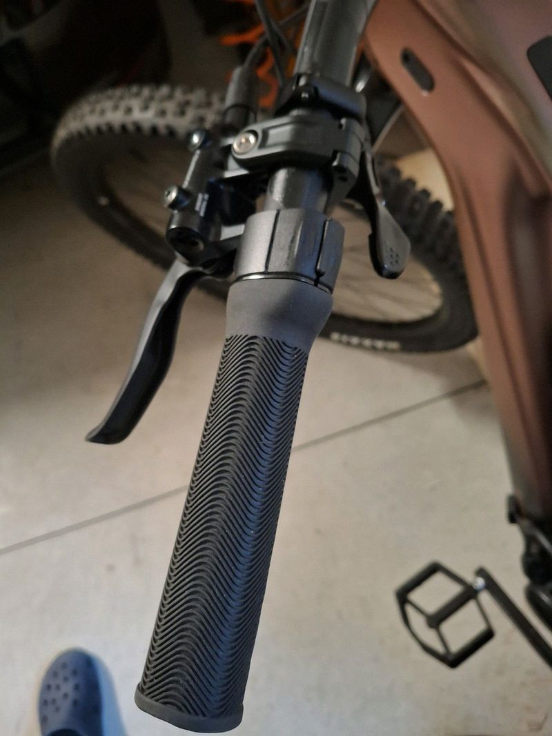 Giant Advance E+ Elite 3 Trance Shimano Deore XT 2024 Mountainbike de segunda mano, Morado — imagen 9 de 31