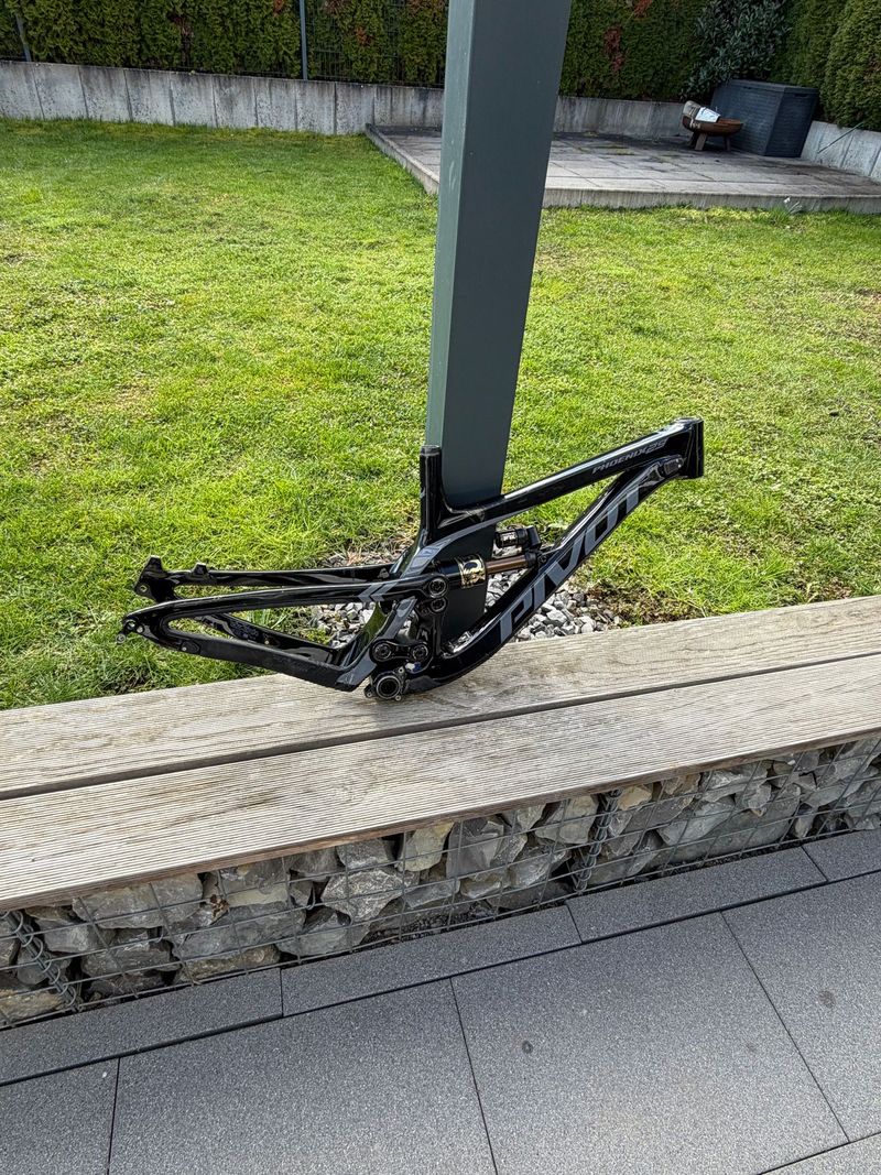 Used Pivot PHOENIX 29 Pro Saint w/ Carbon Wheels 2023 Frameset 2023 MTB
