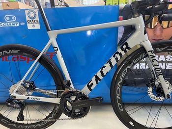 Used Factor O2 Shimano Ultegra Di2 2025 Road & Gravel, Light Gray — image 2 of 7