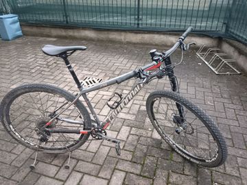 Cannondale F-Si Carbon 3 2018 2018 Mountainbike usato, Grigio chiaro — immagine 2 di 3