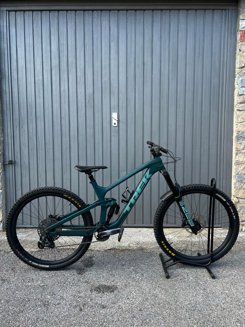 Käytetty Trek Slash 9.8 2023 2023 Mountainbike — kuva 1 / 7