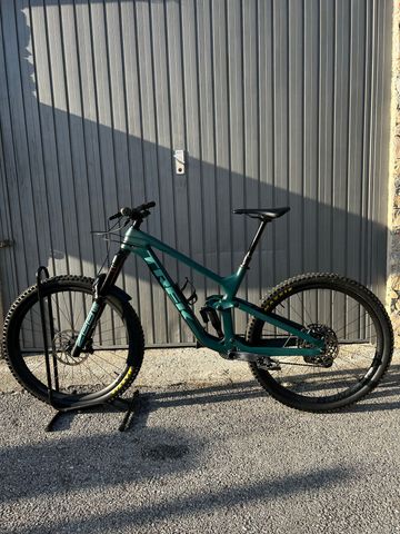Käytetty Trek Slash 9.8 2023 2023 Mountainbike — kuva 2 / 7