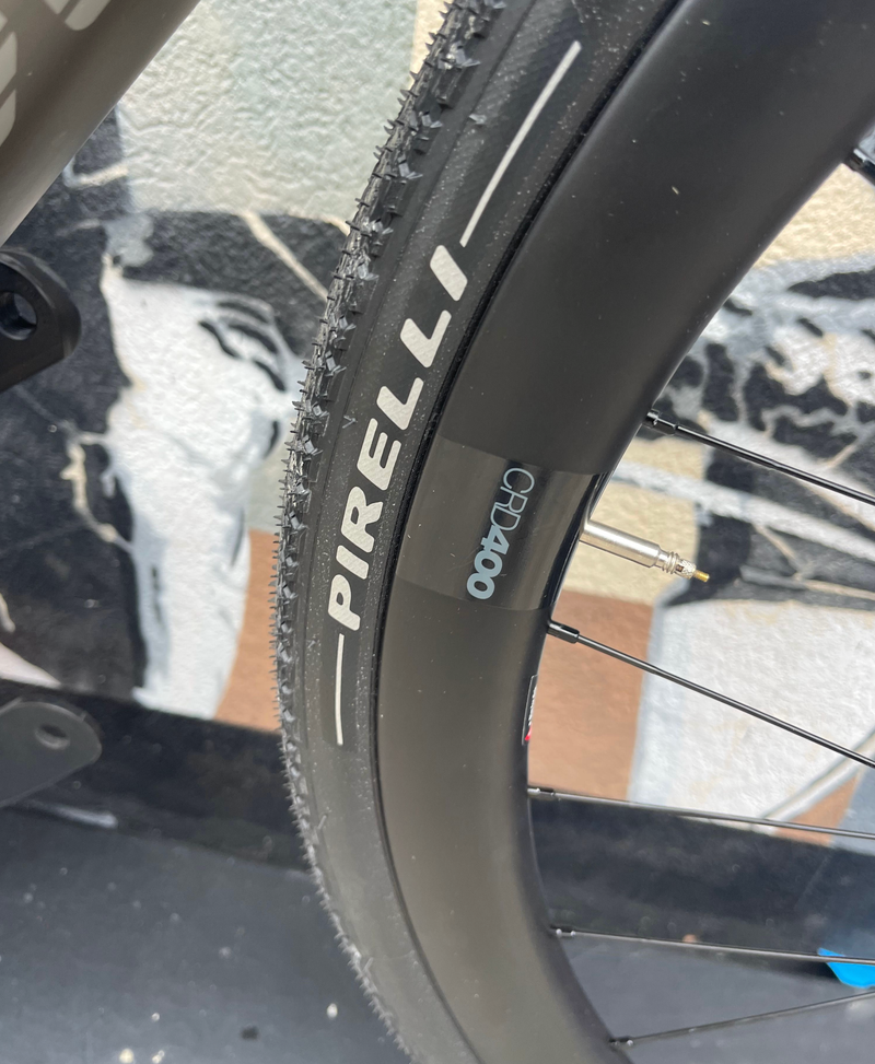 BMC Roadmachine 01 AMP X ONE 2024 2024 Road & Gravel usato, Grigio chiaro — immagine 4 di 5