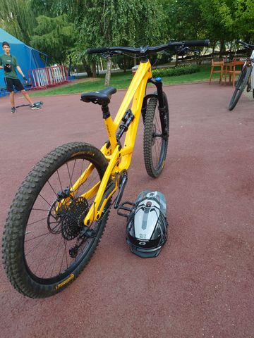 Used YT Industries Capra CORE 3 MX 2024 2024 Mountainbike, Orange, 29, 27.5 — image 12 of 15