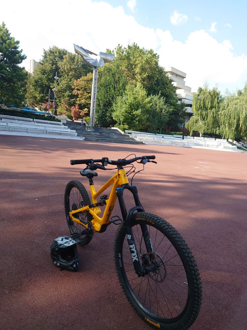 Used YT Industries Capra CORE 3 MX 2024 2024 Mountainbike, Orange, 29, 27.5 — image 14 of 15