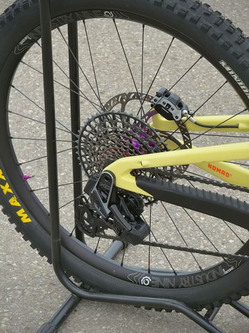 Used Santa Cruz Nomad Custom 2025 Mountainbike, Orange — image 8 of 24