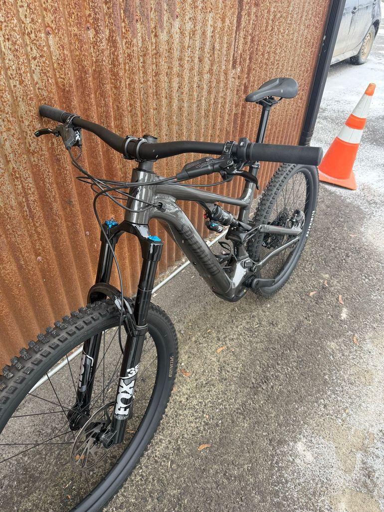 Used Specialized Specialized Levo SL Comp Alloy 2024 Mountainbike, Light Gray, Mixed — image 5 of 9