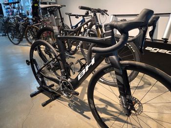 Used BH IAEROLIGHT Shimano 105 Di2 2025 Road & Gravel, Black — image 2 of 4