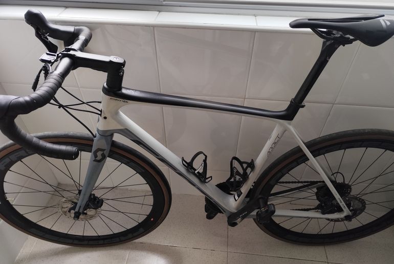 Used Scott Addict 20 disc 2019 2019 Road & Gravel, Light Gray — image 2 of 7