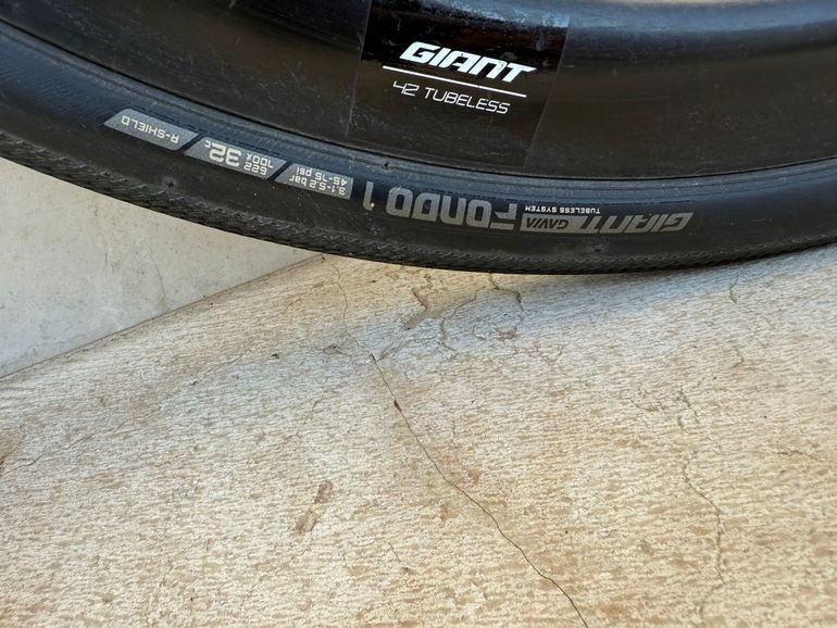 Used Giant Tcr Shimano 105 2023 Road & Gravel, Black — image 4 of 5