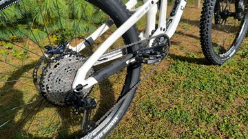 Commencal META SX V5 ESSENTIAL CLEAR SILVER 2025 Mountainbike usato, Bianco — immagine 14 di 14