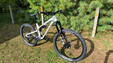 Commencal META SX V5 ESSENTIAL CLEAR SILVER 2025 Mountainbike usato, Bianco — immagine 9 di 14
