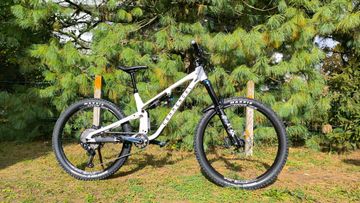 Commencal META SX V5 ESSENTIAL CLEAR SILVER 2025 Mountainbike usato, Bianco — immagine 2 di 14