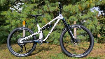 Tweedehands Commencal META SX V5 ESSENTIAL CLEAR SILVER 2025 MTB